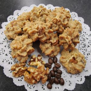 Baumnuss-Moccaretti (walnut mocha cookies) with main ingredients
