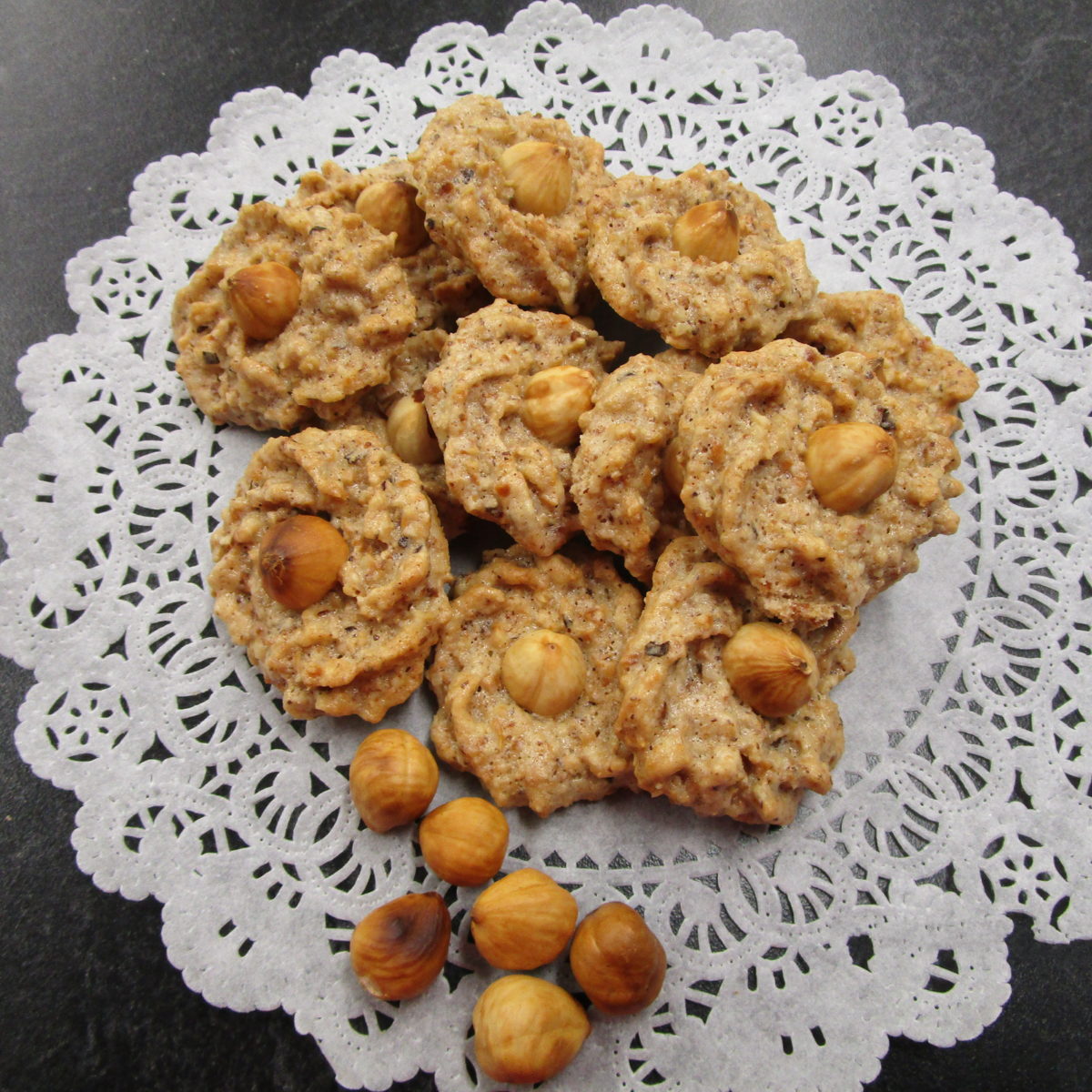 12 Haselnuss-Makrönli (Hazelnut Macaroons) - Hildegard&amp;#39;s Cookies