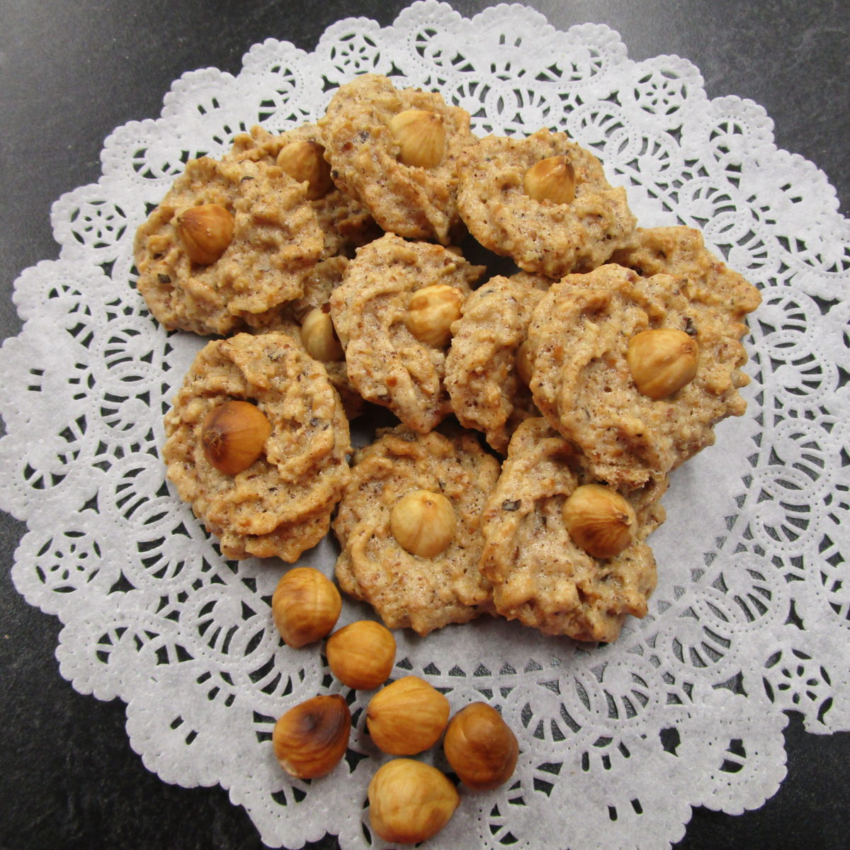12 Haselnuss-Makrönli (Hazelnut Macaroons) - Hildegard&amp;#39;s Cookies