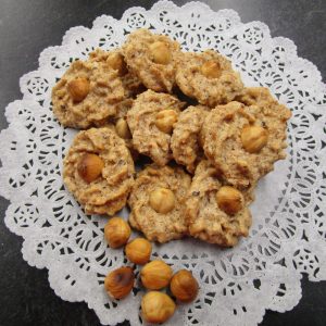 Haselnuss-Makrönchen (hazelnut macaroons) with main ingredients