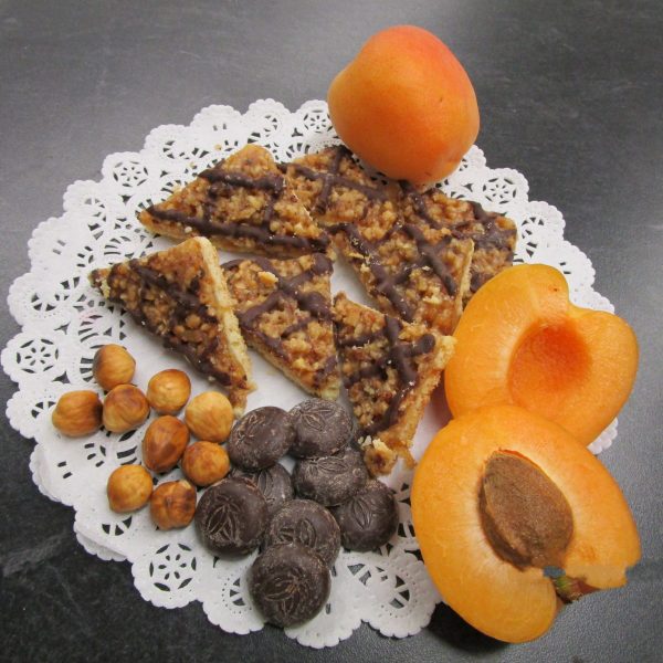 Haselnussecken (hazelnut triangles) with main ingredients