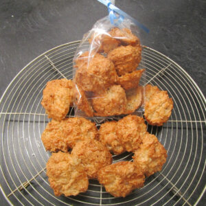 Kokos-Makrönli (Coconut Macaroons) on a cooling rack