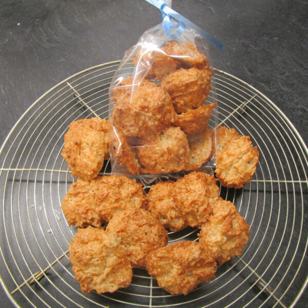 Kokos-Makrönli (Coconut Macaroons) on a cooling rack