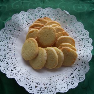 Orangensablés (orange sablés) on a doilie